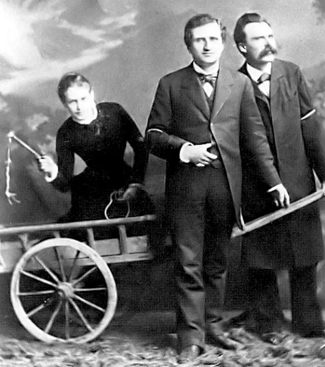 La célèbre photo de la trinité : de gauche à droite, Lou Salomé - sur le chariot -, Paul Rée et Federico Nietzsche.