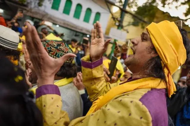 قوالی کا ایک منظر جس میں ایک قوالی تالی بجاتے ہوئے دیکھے جا سکتے ہیں