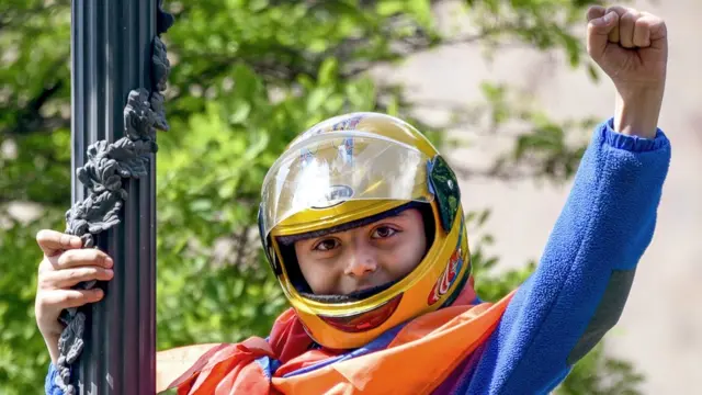 Мальчик в шлеме