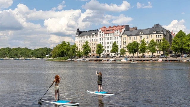 Dua wistawan di danau Helsinki