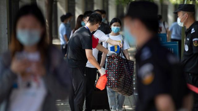 Estudantes têm pertences desinfectados em Wuhan, China