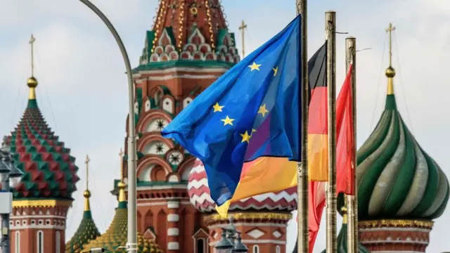 Флаги на фоне Храма Василия Блаженного