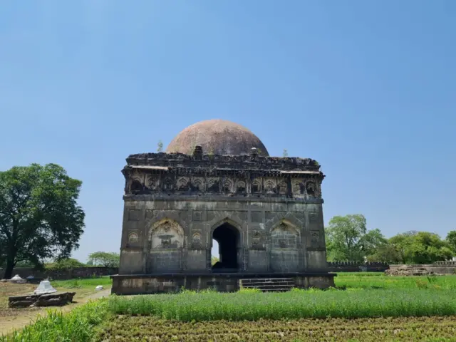 बागरोजा, अहमदनगरचा संस्थापक अहमद निजामशाहचा मकबरा