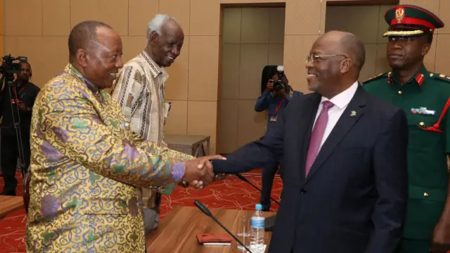 Dkt Magufuli akisalimiana na Waziri Mkuu Mstaafu Fredirick Sumaye