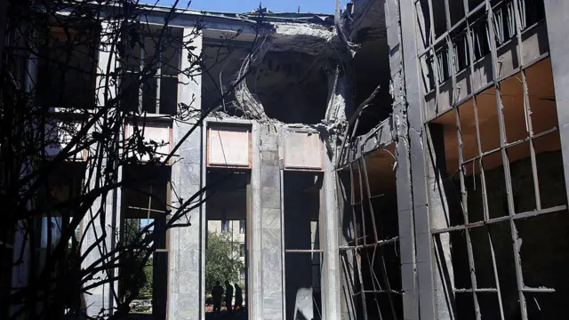 15 Temmuz darbe girişiminden hemen sonra Türkiye Büyük Millet Meclisi'nde çekilmiş bir fotoğraf. Meclisin darbe girişimi gecesi bombalanan bölümünde zarar görmüş beton bölümler görülüyor. Bazı yerlerde demirler açığa çıkmış. Camlar ise kırılmış.