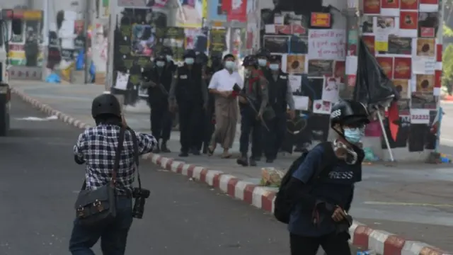 စစ်ကောင်စီလက်ထက် သတင်းသမား ၁၃၀ ထက်မနည်း အဖမ်းခံရ 