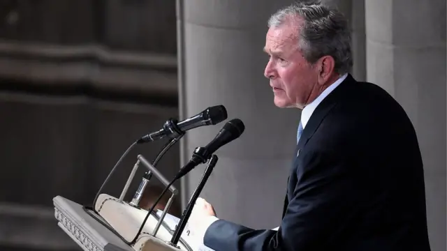 Бывший президент США Джордж Буш-младший отдал должное покойному сенатору, у которого когда-то выиграл праймериз республиканцев