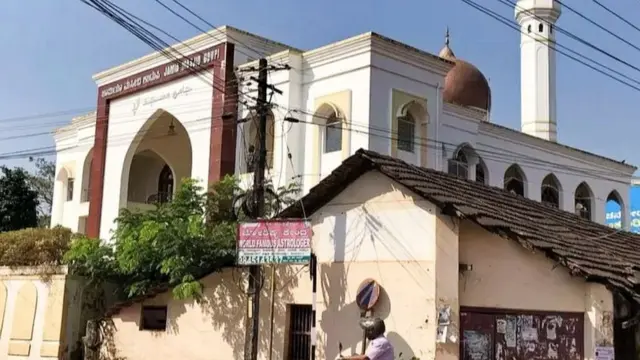 મંદિરોના શહેરના તરીકે ઓળખાતા ઉડુપીમાં 10 ટકા મુસલમાન અને 6 ટકા ખ્રિસ્તી રહે છે.