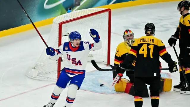 Кадр хоккейного матча США-Германия