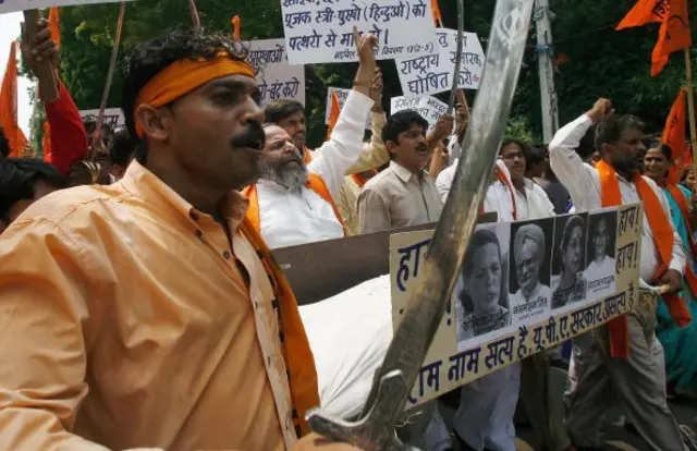 ඉන්දියාව සහ ශ්රී ලංකාව අතර පෝක් සමුද්ර සන්ධියේ යෝජිත රාම් සේතු සමුද්රම් නැව් ඇළ ව්යාපෘතියට එරෙහිව 2007 සැප්තැම්බර් 16 වන දින නවදිල්ලියේ පැවති විරෝධතාවකදී දැඩි මතධාරී හින්දු පක්ෂයක් වන ශිවසේනා හි ඉන්දියානු ක්රියාකාරීන් රජයට විරුද්ධ සටන් පාඨ කියමින්