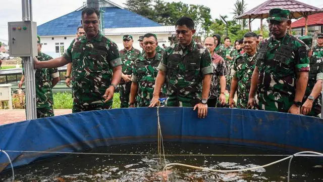 Wakasad Letjen TNI Tandyo Budi Revita (kiri) didampingi Panglima Kodam II/Sriwijaya Mayjen TNI M Naudi Nurdika (tengah) dan pejabat lainnya mengamati kolam ikan lele saat meninjau dapur Badan Gizi Nasional (BGN) dan Urban Farming Taman Aspirasi milik Kodam II/Sriwijaya di Palembang, Sumatera Selatan, Selasa (24/12/2024).