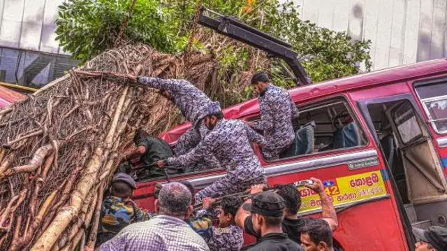 ලක්ෂ දෙකකට අධික පිරිස් බලයකින් යුත් ශ්‍රී ලංකාවේ ත්‍රිවිධ හමුදාවල පිරිස් බලය ඉදිරි වසර 7 තුළදී ක්‍රමානුකූලව අවම කිරීමට කටයුතු කරන බව ආරක්ෂක රාජ්‍ය අමාත්‍ය ප්‍රමිත බණ්ඩාර තෙන්නකෝන් පාර්ලිමේන්තුවේදී ප්‍රකාශ කළේය.