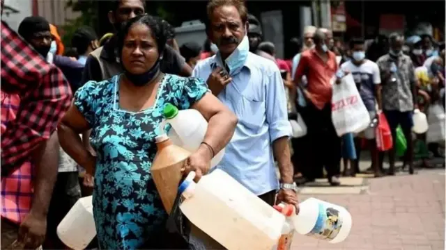 রাজাপাকসা পরিবারের পতনের আগে কয়েক মাস ধরে দেশটিতে ভয়াবহ জ্বালানি, বিদ্যুৎ, খাদ্য ও ঔষধ সংকট চলএছে।