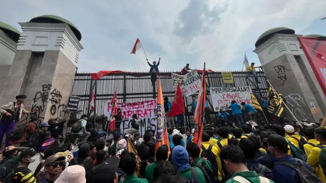 Unjuk rasa di depan gedung DPR.