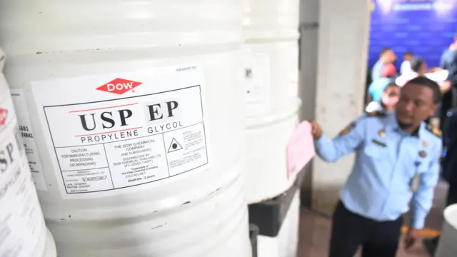 Petugas menyiapkan barang bukti saat konferensi pers kasus gagal ginjal akut pada anak di Rupbasan Kelas I Jakarta Utara, Jakarta, Senin (30/1/2023).