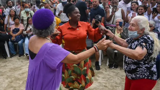 Marquez danse lors d'une campagne événementielle à Medellin