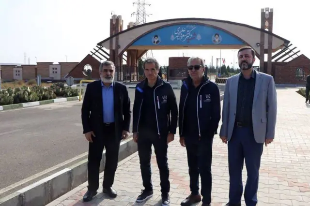 Uluslararası Atom Enerjisi Kurumu Başkanı Rafael Grossi (soldan ikinci) Kasım 2024'te İranlı yetkililerle birlikte Fordo'daki tesisi ziyaret etmişti