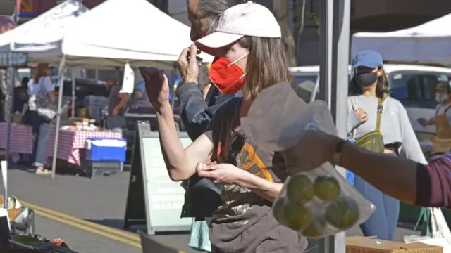 Покупательница в маске