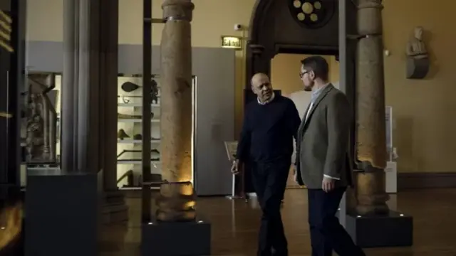 Deux chercheurs dans un musée