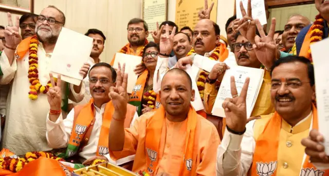 चुनाव के क़रीब योगी आदित्यनाथ भी यह संदेश देना चाहते हैं कि पार्टी पूरी तरह एकजुट है