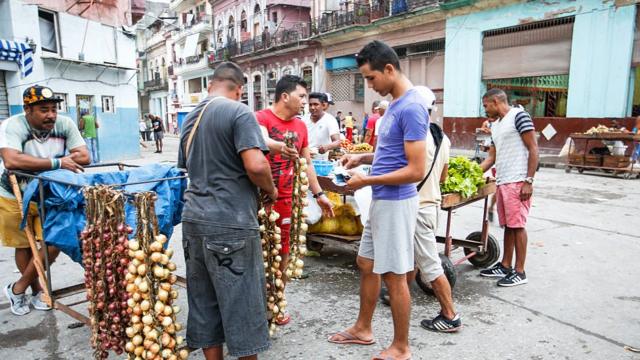 Cubanos comprando alimentos básicos.
