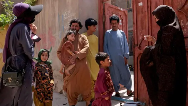 کارمندان صحی زن در حال انجام وظیفه وآماده‌سازی اکسین فلج اطفال در جریان یک کمپین در هرات در 
 آگوست ۲۰۲۳.