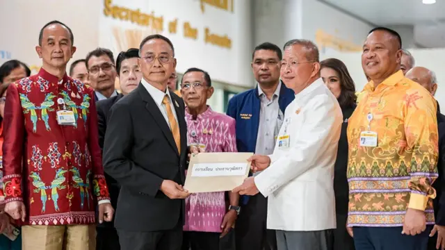 "สว. สีน้ำเงิน" นำโดย พล.ต.ต.ฉัตรวรรษ แสงเพชร ยื่นหนังสือต่อ มงคล สุระสัจจะ ประธานวุฒิสภา เมื่อ 27 ก.พ. ขอให้ส่งเรื่องให้ ป.ป.ช. ตรวจสอบ รมว.ยุติธรรม และอธิบดีดีเอสไอ ว่าฝ่าฝืนมาตรฐานทางจริยธรรมอย่างร้ายแรงหรือไม่กรณีกล่าวหาฮั้วเลือก สว.