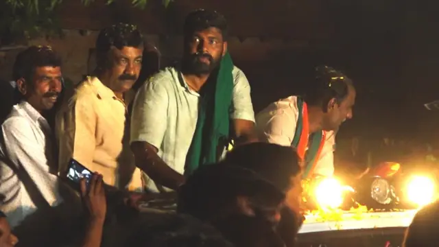 விவசாய சங்கத் தலைவரான மறைந்த கே.எஸ். புட்டன்னய்யாவின் மகன்தான் தர்ஷன்