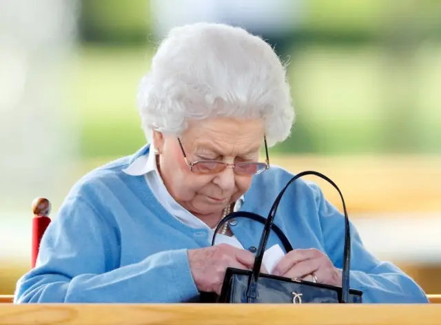 여왕은 계속해서 공무를 이어나갔는데, 에든버러 공작이 은퇴한 이후로는 종종 혼자 일을 수행했다. 2018년 여왕이 자신의 말 스파클러가 로열 윈저 홀스 쇼에 참가한 모습을 보고 있다