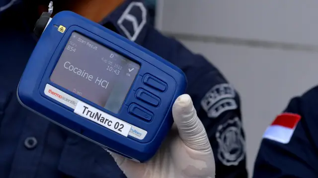 Petugas menguji kandungan barang bukti narkotika yang akan dimusnahkan di Kantor Badan Narkotika Nasional (BNN) Provinsi Bali, Denpasar, Jumat (05/08)