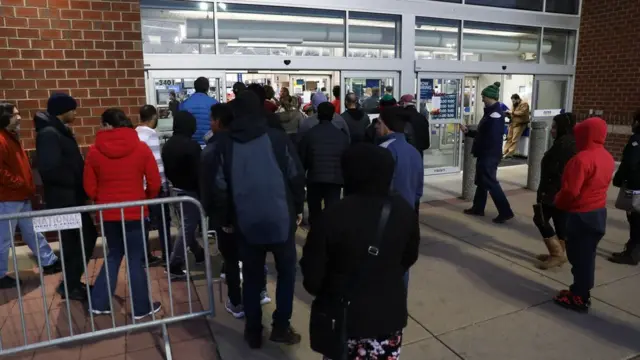 Awọn eeyan fẹ to wọle si ile itaja