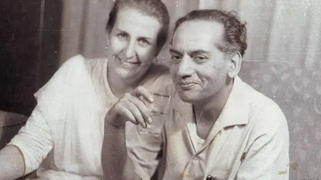 फ़ैज़ अपनी बेटी सलीमा हाशमी के साथ.