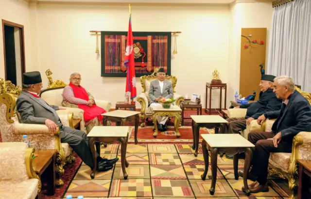 राष्ट्रपति कार्यालयमा भएको छलफलमा प्रधानमन्त्री सहित दलका नेताहरू