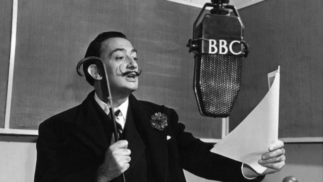 Salvador Dalí falando no microfone da BBC