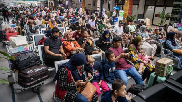 Sejumlah pemudik menunggu jadwal keberangkatan di Stasiun Kertapati Palembang, Sumatera Selatan, Selasa (9/4).