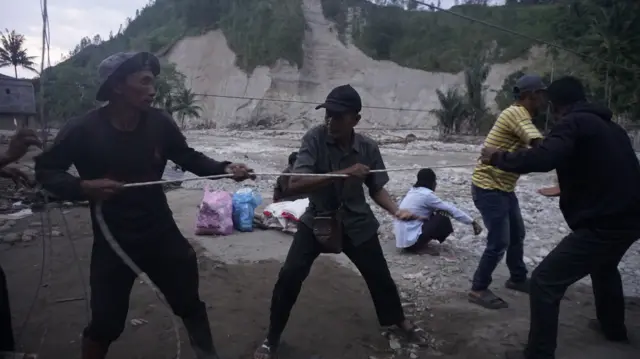 Maliki, warga Kampung Bah, berupaya menaklukan traumanya dan aktif sebagai relawan bencana saat ini.