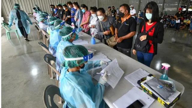 ထိုင်းရောက် မြန်မာအပါအဝင် ရွှေ့ပြောင်းလုပ်သားတွေကို ဆိုင်နိုဗက်ထိုးပေး