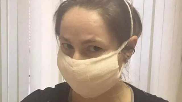 Irina oo xiran maaskaro macmal ah