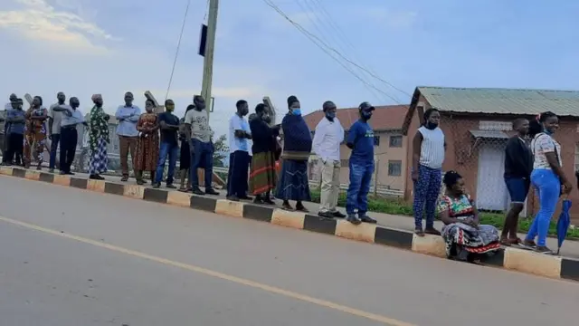 Imirongo y'abagiye gutora mu nkengero za Kampala