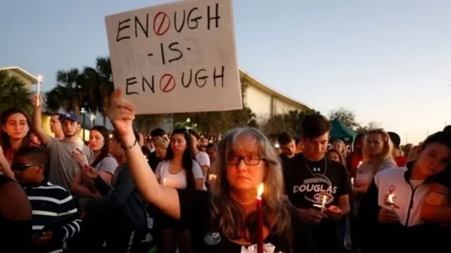На поминальное стояние люди вышли не только со свечами, но и с плакатами