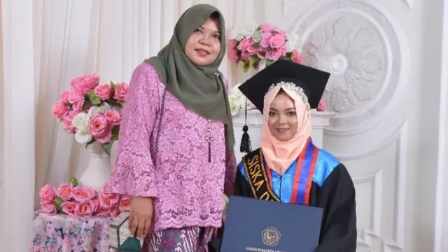 Ponitiara berfoto dengan anaknya yang diwisuda.