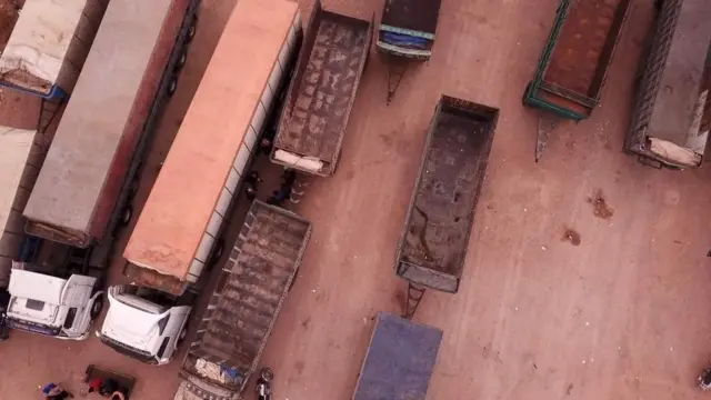 Imagen aérea de los camiones que componían el convoy.