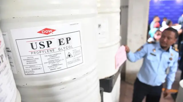 Petugas menyita barang bukti zat pelarut obat sirup Propilen Glikol (PG).