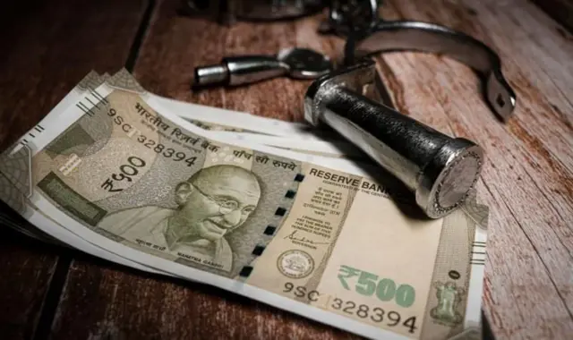 सायबर गुन्हेगारांनी जाळ्यात अडकवलं तेव्हा ते घाबरले आणि मिळालेल्या सुचनेचं पालन करू लागले.