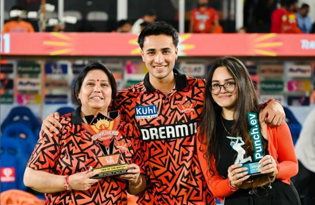 ਅਭਿਸ਼ੇਕ ਸ਼ਰਮਾ ਆਪਣੀ ਮਾਂ ਅਤੇ ਭੈਣ ਨਾਲ