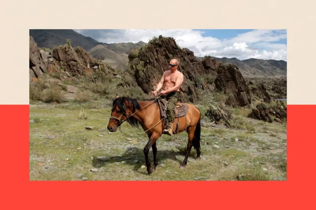 Vladimir Putin cởi trần cưỡi ngựa trước khung cảnh núi non hùng vĩ. Ông đeo kính râm và mặc quần dài màu xanh đậm kiểu quân đội.