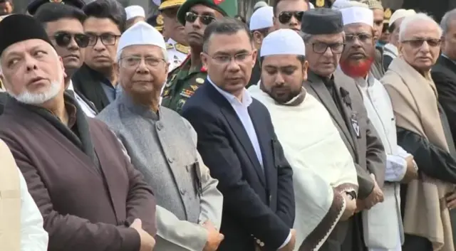 जनाज़े की नमाज़ के दौरान मोहम्मद यूनुस, तारिक़ रहमान और नाहिद इस्लाम