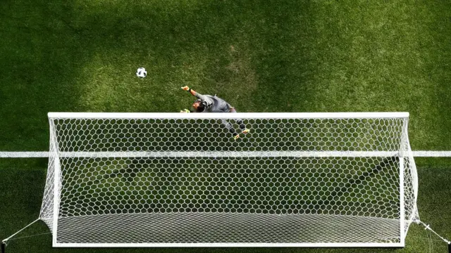 Navas se estira sin poder hacer nada ante el cabezazo de Jesus, que golpea en el travesaño.