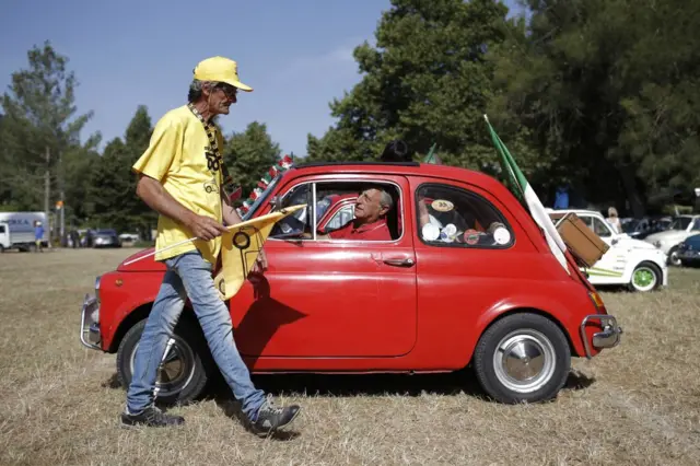 ஃபியட் 500 காரின் 60வது பிறந்தநாளை உற்சாகமாக கொண்டாடும் கார் ஆர்வலர்கள்
