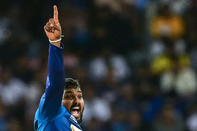 වේගවත් ආරම්භයක් සමග ලකුණු රැස් කිරීම ආරම්භ කළ සිම්බාබ්වේ කණ්ඩායමේ පිතිකරුවන් තමන්ගේ පාලනයට නතුකර ගැනීමට වනිදු හසරංග ප්‍රමුඛ ශ්‍රී ලංකා දඟ පන්දු යවන්නෝ සමත් වූහ.